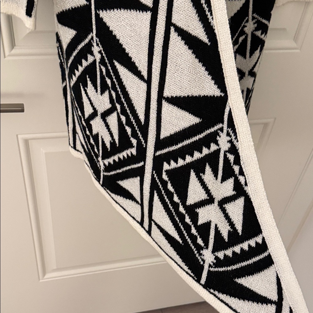 Chic Black and White Women's Cardigan - Picture 4 of 10
